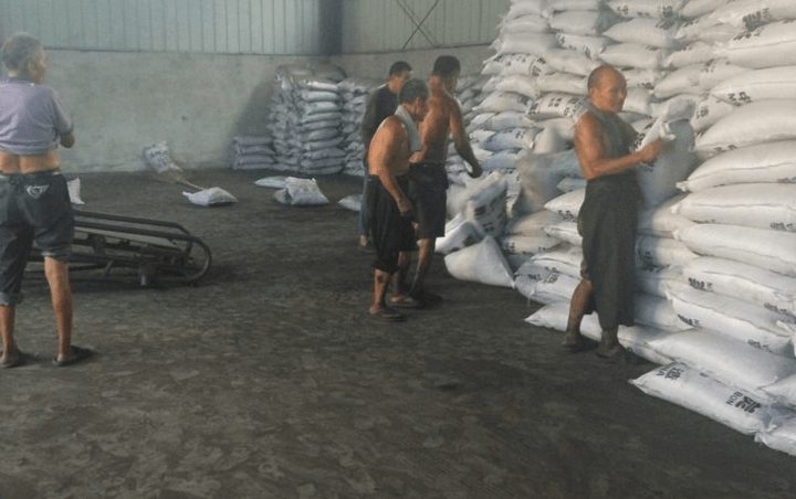 工人們把木質(zhì)<a href=http://www.wd888.cn/zzhxt/ target=_blank class=infotextkey>柱狀活性炭</a>裝袋，打包準備發(fā)車