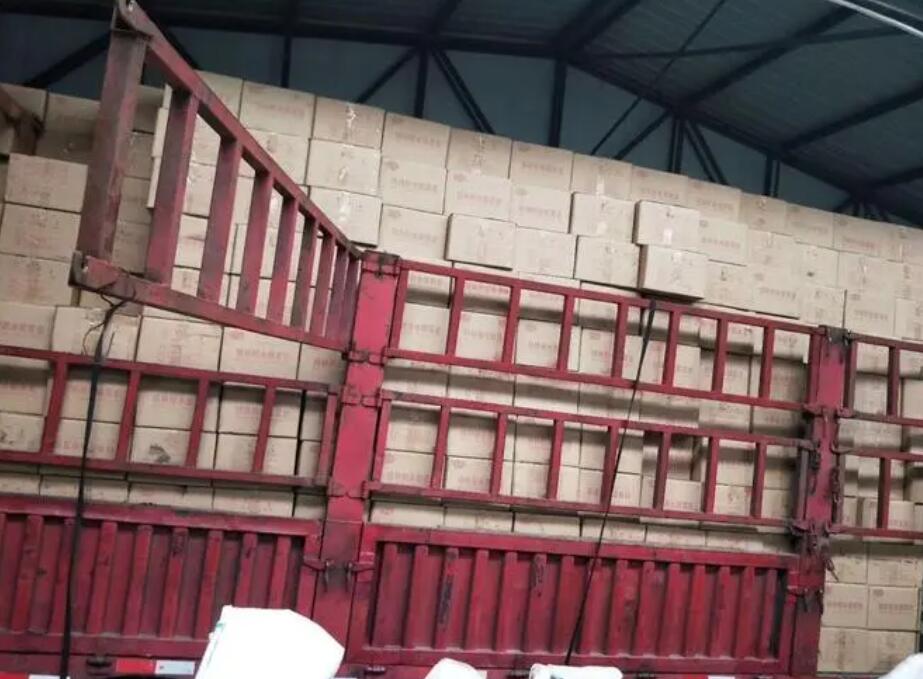 特種<a href=http://www.wd888.cn/fwzhxt/ target=_blank class=infotextkey>蜂窩活性炭</a>裝車發(fā)貨